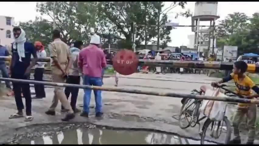 सेवराई: भदौरा रेलवे स्टेशन के समपार फाटक का बूम अचानक टूट जाने के कारण आवागमन हुआ प्रभावित #रेलवे_फाटक