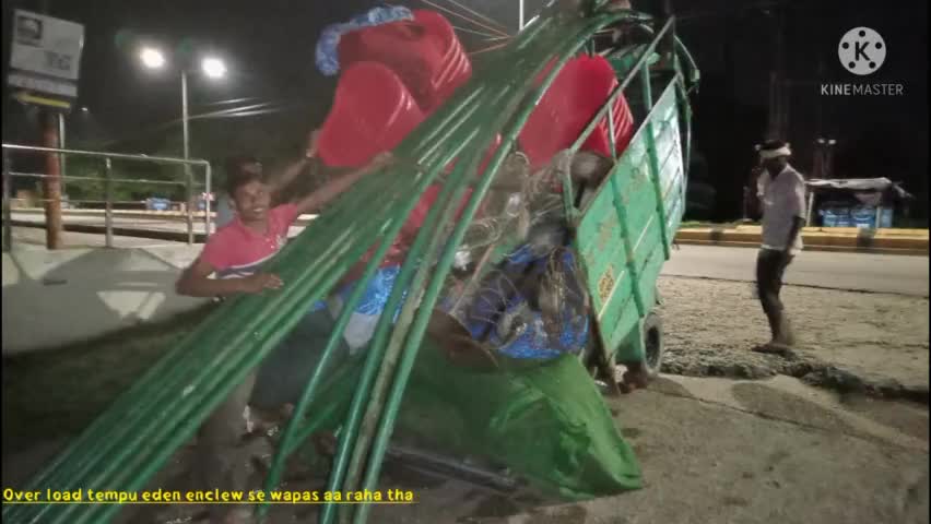 #कुर्सी रोड गुडंबा #शादियाना लॉन के पास #टेंट का टेंपू उलट गया