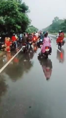 भाई बहनों के पावन पर्व रक्षाबंधन का उत्साह बारिश होने के बाद भी कम नहीं हुई सड़कों पर आवागमन जारी रहा#rakshabandhan2021