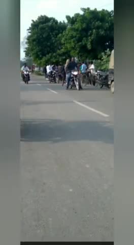 बेलरायां :- स्थानीय कोतवाली क्षेत्र के कस्बा के समीप दो बाइकों में हुई आमने-सामने की टक्कर। #एक चोटिल #गाड़ी_टूटी #उपचार