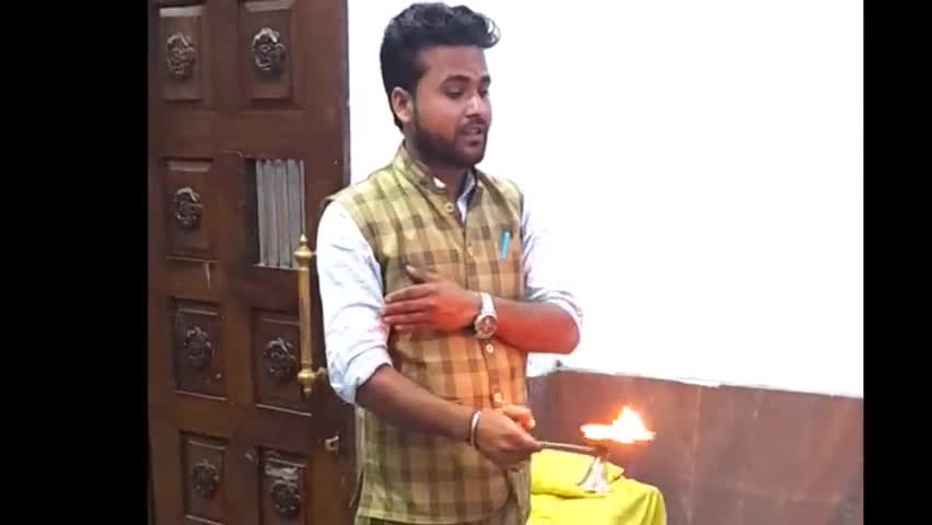 भगवान शिव की आरती से शुद्ध होगा तन मन।। बोलो ॐ नमः शिवाय 



#bhojipura #अपराध #मोदी #बरेली