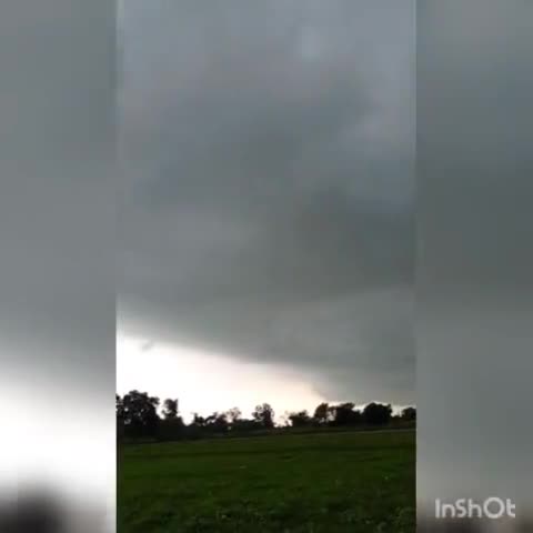 ###आसमान में छाए घने बादल का एक ग्रामीण दृश्य@@@
