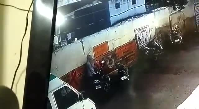 भुसावर कस्बे में बाइक चोरों पर नहीं लग पा रही लगाम। आए दिन हो रही है बाइक चोरी की घटनाएं।
#बाइक_चोरी
#Bhusawar
#PHC@