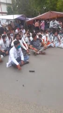 पैरामेडिकल एवं नर्सिंग छात्र छात्राओं द्वारा #MPMSU यूनिवर्सिटी  के विरोध में प्रदर्शन किया एवं नारेबाजी की