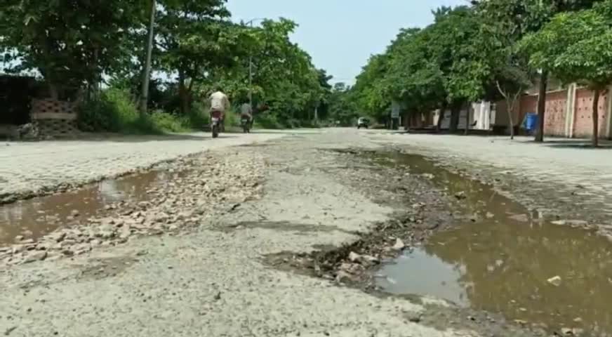एटा: #मारहरा के जर्जर मार्ग पर भूसे की तरह सवारी भरकर अनियंत्रित दौड़ रहे हैं #ऑटो रिक्शा, कभी भी हो सकता है बड़ा #हादसा