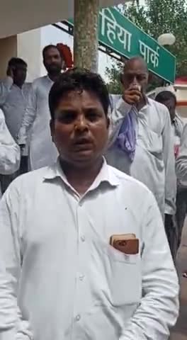 #अपनी पार्टी सेकुलर #लोनिया चौहान के सम्मान में #मैनपुरी में धरना प्रदर्शन करते हुए बृजेश  लोनिया चौहान प्रदेश उपाध्यक्ष