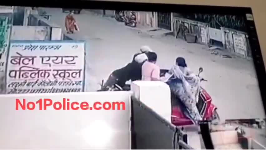 ग्वालियर के बेखौफ लुटेरे,दिनदहाड़े महिला पर कट्टा तानकर सोने की चेन लूटी
#loot #robbery #gwaliorcity #gwalior #congress