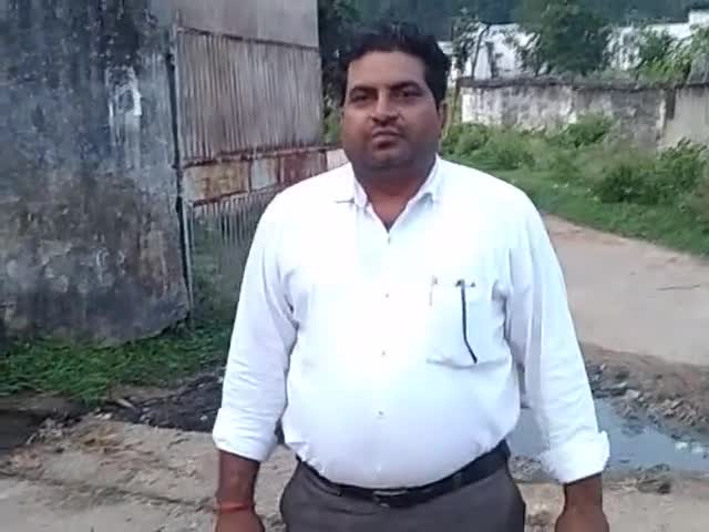 रामानुजगंज: #रामानुजगंज-वार्ड क्रमांक 1 हॉस्पिटल के पीछे सड़क नाली के विषय में बताते हुए