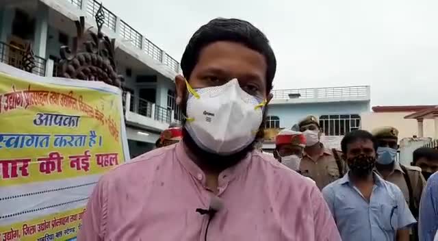 पीलीभीत: बाँसुरी निर्माताओं को ऋण देने के बारे में जानकारी दे रहे हैं DM श्री पुलकित खरे जी-#ODOP