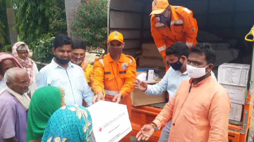 पिंड्रा: *बडांगाव  खंड में आरएसएस एवम NDRF के सहयोग से बाढ़ पीड़ितों के बीच पंहुची सहायता*
#brekingnews #varansi #abp_न्यूज_चैनल