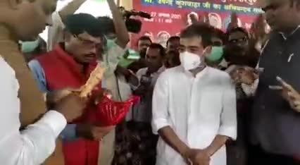 मीनापुर, मुज़फ़्फ़रपुर : #बिहार_यात्रा के क्रम में सम्राट अशोक क्लब के कर्मठ और समर्पित साथियों का स्नेहशील सम्मान से