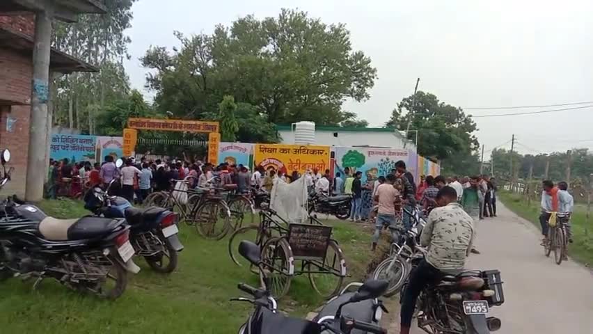 ग्राम पंचायत मनेछा में कोरोना वैक्सीन लगवाने भारी संख्या में पंहुचे ग्रामीण।
#covid_vaccination 
#jaunpurnews
