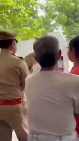 ये व्यक्ति कोई गुंडा या आतंकवादी नही है बल्कि उप्र के पूर्व IPS अधिकारी अमिताभ ठाकुर है।

#INCBihar #PushkarSinghInd