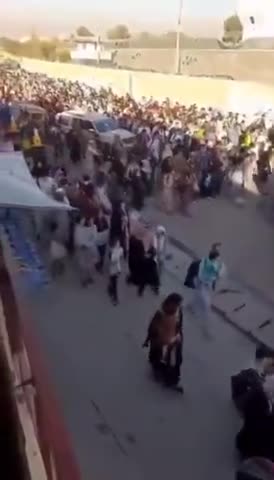 अफ़ग़ानी नागरिकों के दुःख की इंतिहा ही नहीं.. काबुल एयरपोर्ट के धमाके के बाद जान बचाकर भागते लोग
#KabulAirport #Kabul
