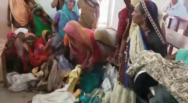 ग्वालियरः प्रशासन ने बाढ़ पीड़िताें काे बांटे फटे पुराने कपड़े, महिलाओं का फूटा गुस्सा।
#ग्वालियर #डबरा #मध्यप्रदेश