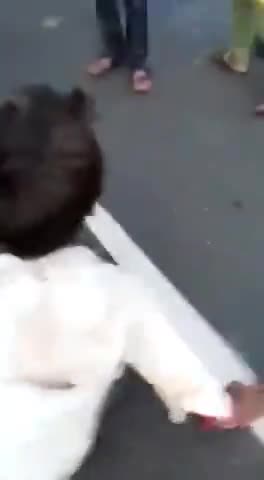 आदिवासी को गाड़ी  घसीट कर मार डाला!!
मध्यप्रदेश के नीमच की घटना, पिकअप के पीछे रस्सी बांधकर 100 मीटर तक घसीटा।।
#नीमच