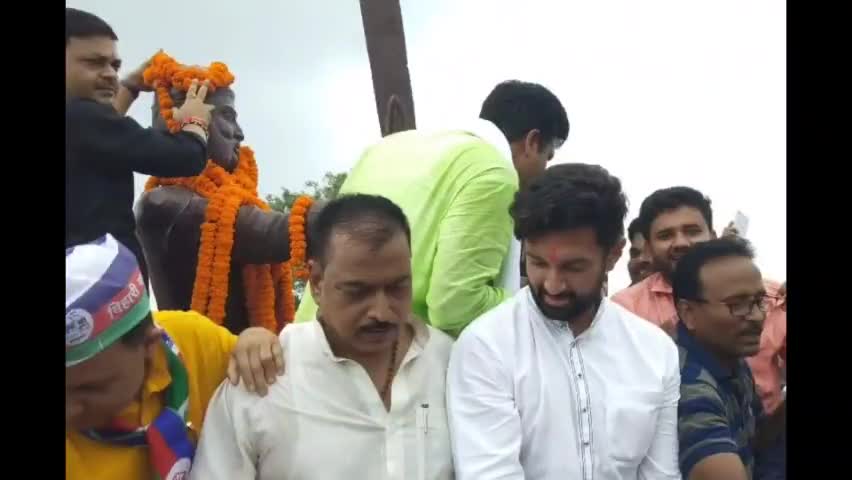 #डेहरी ऑन सोन में #आशीर्वाद यात्रा में लोजपा के राष्ट्रीय अध्यक्ष एवं #सांसद #चिराग पासवान का #विमल सिंह ने स्वागत किया।