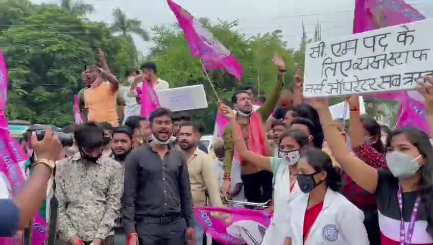 रायपुर: #जोगी कांग्रेस रिक्शा #चलाकर #किया प्रदर्शन, आदेश को रद्द करने की मांग अन्यथा करेंगे आंदोलन
