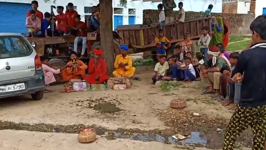 सपेरे अंधविश्वास के चलते ग्रामीणों को दे रहे हैं साफ काटने की दवा जिससे हो सकता है बड़ा हादसा #नाग #खेल