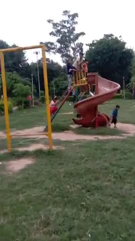 मुरैना नगर: मुरैना चंबल कॉलोनी पार्क में बच्चों की खिशल पट्टी टूटी हुई बड़े खतरे की आशंका ।।#collectormorena #nagarnigammorena