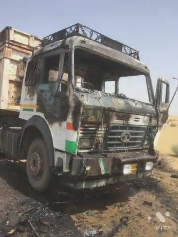रावतसर: #पल्लू से शेखचुलिया के बीच ट्रक में लगी आग वायरिंग फाल्ट होने से
