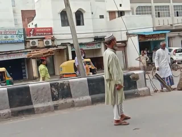 #yatayat#altafm#varanasi #altafmm. video me es chacha ka andaz dekhiye,  varanasi ka ye video hai. traffic rules follow