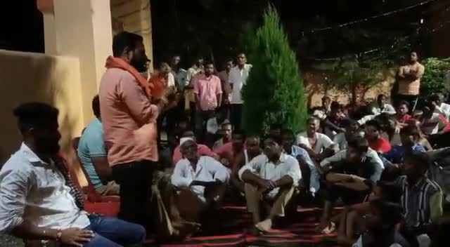 आज ग्राम छिदबना प्रकरण के अंतर्गत हिन्दू समाज की बैठक आयोजित की गई 
जिसमें हिन्दू धार्मिक स्थल को कब्जामुक्त कराकर हिन्दू समाज को सौंपा जाए इस पर चिन्तन किया गया।
#हरीश_कौशिक
#जिला_संयोजक