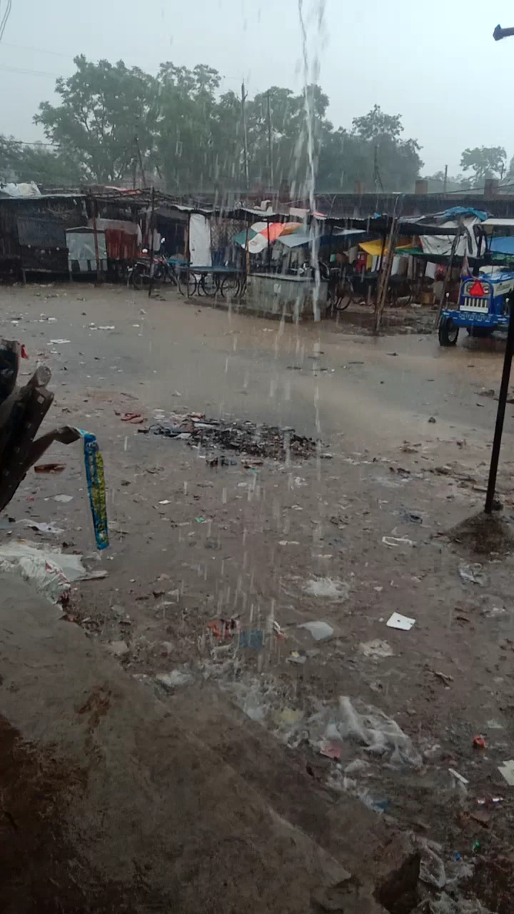 मुरैना नगर: मुरैना बस स्टेंड से नहीं है पानी का कोई भी निकास यहां ग्राहक और दुकानदार सबारी सब परेशान #collectormorena #nagarnigam