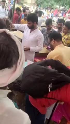 गरौठा: श्री कामतानाथ स्वामी जी के दर्शन हेतु जाते हुए भक्तों का स्वागत करते हुए #जंगबहादुर_सिंह_यादव_बिरौना
#जिला_पंचायत_सदस्य