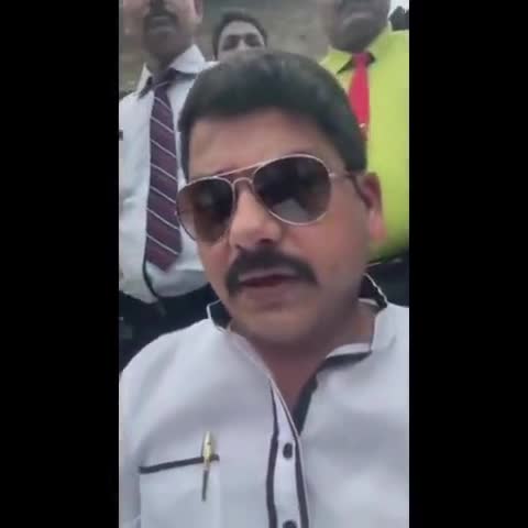 #वायरल#
#गोरखपुर: गगहा क्षेत्र के जगदीशपुर भलुआन निवासी काजल सिंह के घर पहुंचे सपा युवा नेता पवन सिंह जी#
#रवि राज भट्ट#