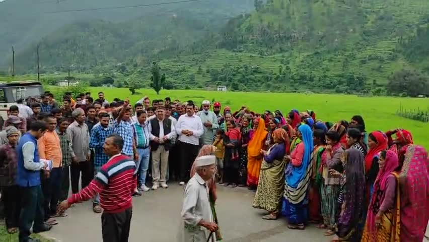पाटी: #कुल्याल_गाँव पहुंचने पर पूर्व जिला पंचायत अध्यक्ष व #कांग्रेस नेता खुशाल सिंह अधिकारी का भव्य स्वागत... #जन_सम्वाद