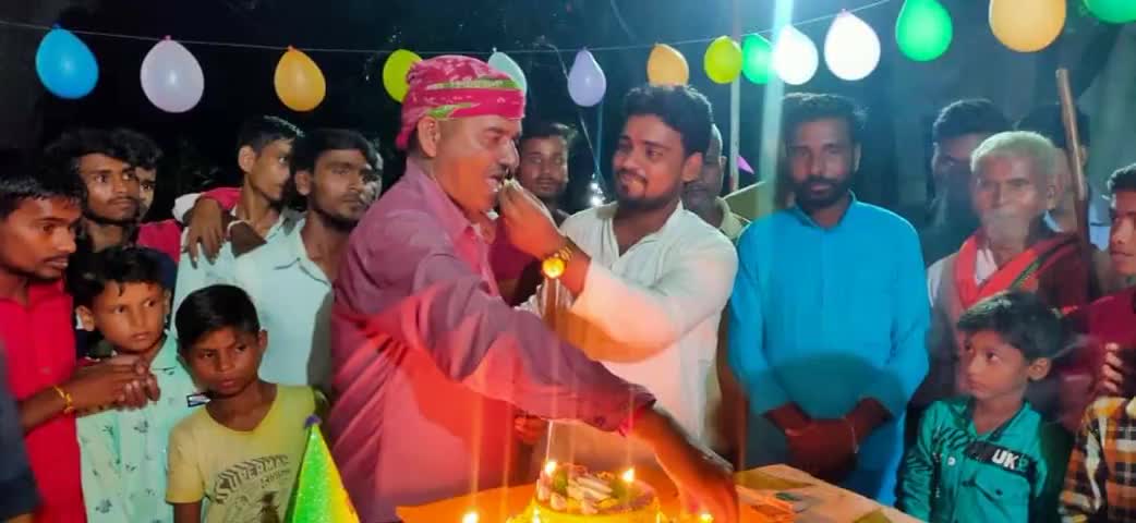सपा नेता जितेन्द्र यादव ने अमारेडीहा में श्री अजय यादव जी के यहां आयोजित #श्रीकृष्णजन्मोत्सव कार्यक्रम में शामिल हुए