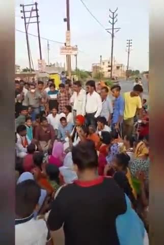 #कानपुर मांगे पानी
#bjp4india 
#kanpurकमिसनरी 
काशीराम कॉलोनी में पानी को लेकर सड़क जाम प्रदर्शन, नारेबाजी--4
