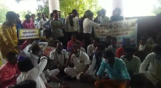 #sc_st के लोगों ने राजेश रातलिया सामाजिक कार्यकर्ता के नेतृत्व में राजगढ़ कलेक्ट्रेट का किया घेराव