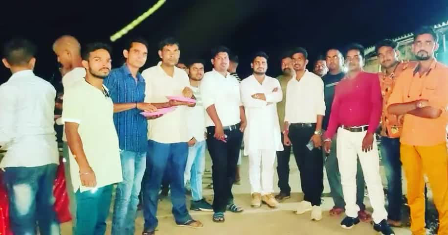 सपा नेता जितेन्द्र यादव ने धोबही चौराहा पर आयोजित #श्रीकृष्णजन्मोत्सव कार्यक्रम में सम्मलित हुए ।