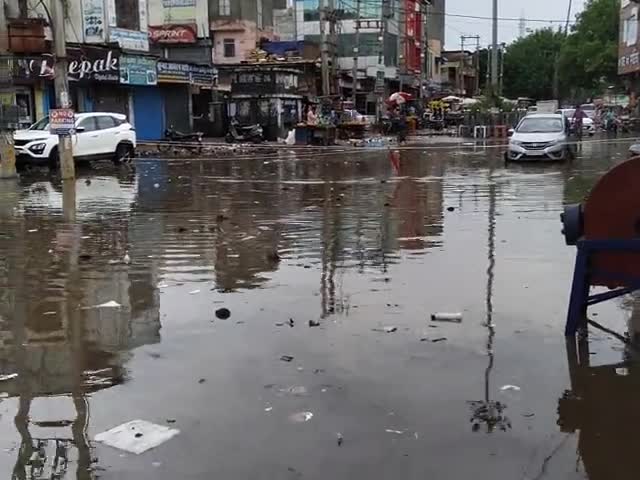 चरखी दादरी: 1-sep-2021  चरखी दादरी में पुराने बस स्टैंड पे जल भराव 
यहाँ पर प्रसासन के काम का पता चलता हैं
#live_news #public
