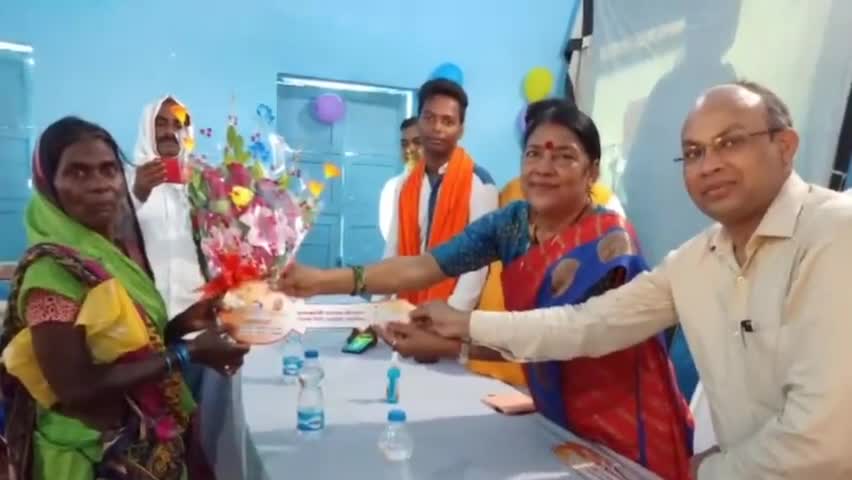 सेवराई: भदौरा ब्लॉक पर विधायक सुनिता सिंह ने मुख्यमंत्री आवास योजना के 80 लाभार्थियो को नवनिर्मित मकान का चाभी प्रदान किया#खुशी