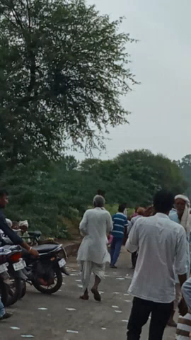 सिकराय: ग्राम पंचायत दुब्बी वार्ड नं.8 से पंचायती चुनाव में वोट देने जाते हुए ग्रामीण
#viralews #newsnt24