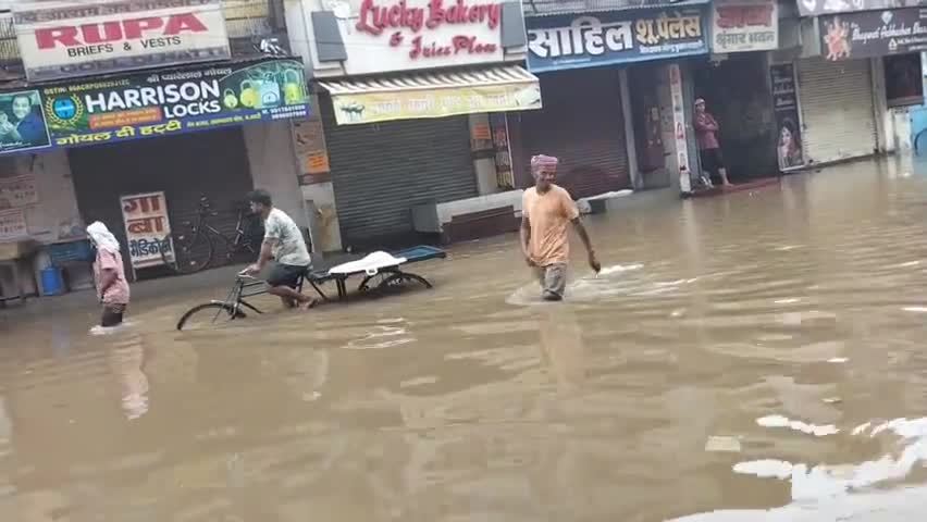 चरखी दादरी: चरखी दादरी में भरा पानी सभी रोड को जाम कर दिया गया #publicsaluteswomen #public #live_news #publicfunda #hariyanijagdish1