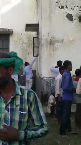 रामनगर: बेतिया के (जोगापटी प्रखंड) यूरिया बैठने का समय हुआ हंगामा ( खिड़की से बांटा गया यूरिया)#yogapatti #West Champaran
