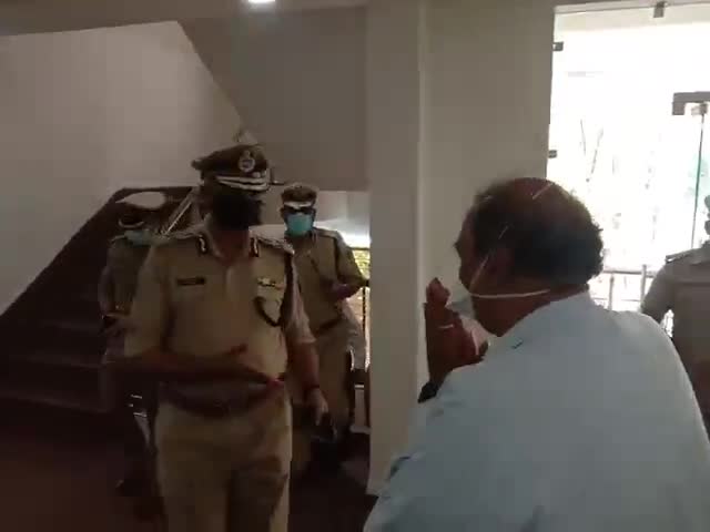 मध्य प्रदेश डीजीपी की कमान सम्भालने के बाद पहली बार ग्वालियर पहुंचे।।
#डीजीपी #DGP #मध्यप्रदेश #ग्वालियर