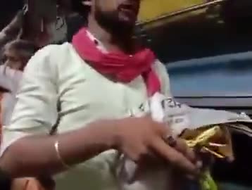 #viralvideoट्रेन में गुटखा बेचने का एक वीडियो सोशल मीडिया पर वायरल है। बेचने वाला गुटखा बेच रहा है या 'नशा विरोधी अभियान