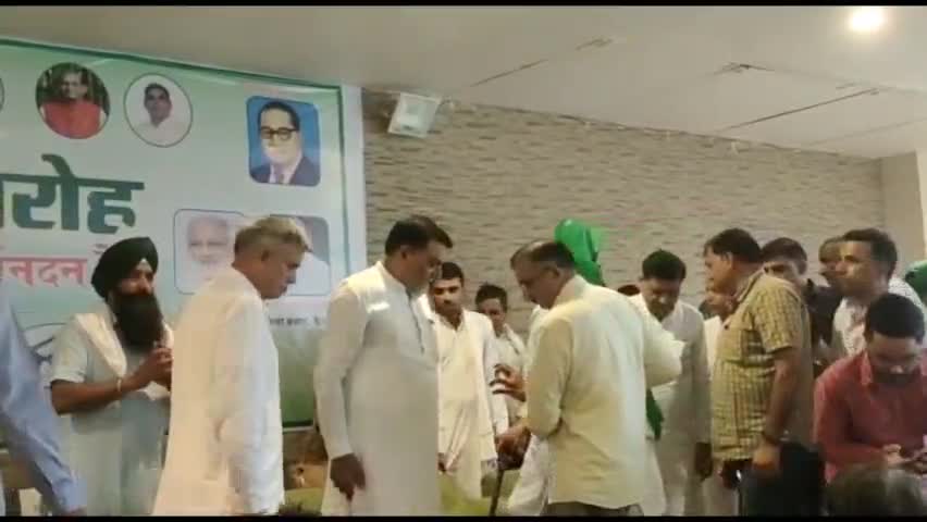 कैथल: जिले के RKM पैलेस में पहुंचे इनेलो सुप्रीमो ओम प्रकाश चौटाला, कार्यकर्ताओं से की बातचीत #इनेलो