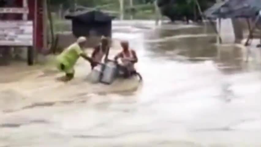मुज़्ज़फरपुर में देखते ही देखते नदी की तेज धारा में बह गया दूधवाला #mujafarpur #biharflood #biharnews  #patna #bhagalpur