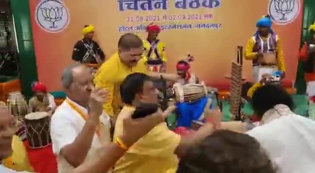 फरसगांव: चिंतन शिविर म मैं पान वाला  बाबू म नाचत हमर प्ररदेश के विपक्ष तभे तो छत्तीसगढ़ की जनता कहथे। 
#भूपेश_है_तो_भरोसा_है