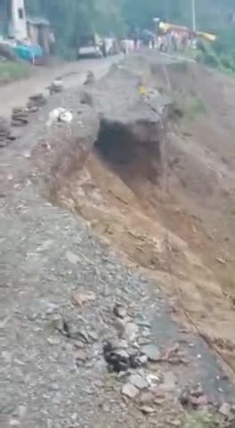 सायरी कुनिहार मार्ग पर सड़क धंसने से रोड बंद हो गया है। 
#road #landslide #SayriKuniharRoad #NH