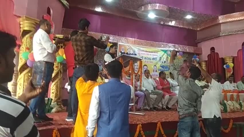 गरीबों के लिए सामग्री वितरण का शुभारंभ जमुई में किया गया जिसमें मुख्य अतिथि के रूप में बिहार के 
मंत्री श्री #जनक#चमार