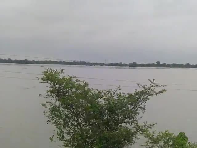 गोरखपुर: naushad to varanasi road per kalani hai pani me puri tarah dub chuka hai
#rapti nadi 
#badh