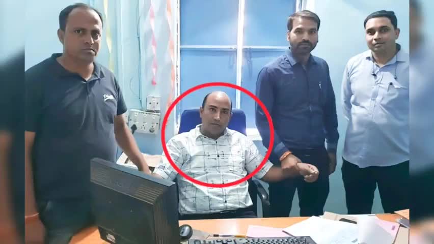 मंदसौर सेंट्रल बैंक ऑफ इंडिया का मैनेजर,25 हज़ार की रिश्वत लेते रंगे हाथों गिरफ्तार
#mandsaur #mandsaurnews #bribe #bjp
