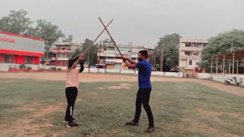 संस्था "वी स्टैंड फाॅर ऑल" के अध्यक्ष फैसल अफरोज कुरैशी एवं अंकिता भलावी द्वारा लड़कियों को लाठी  के गुर सिखाते हुए। #we_stand_for_all #wsfa #self_defence  #women_empowerment #police_line #chhindwara